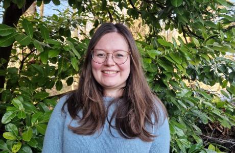 louise: long brown hair with glasses
