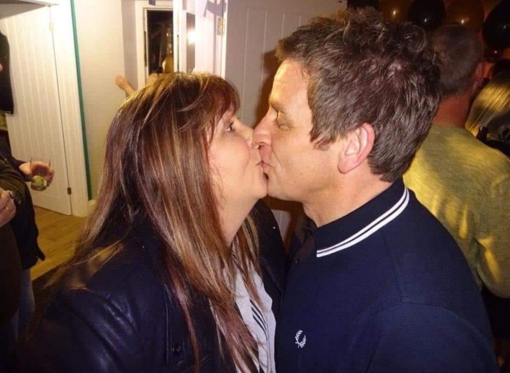 Darren and Deb kissing